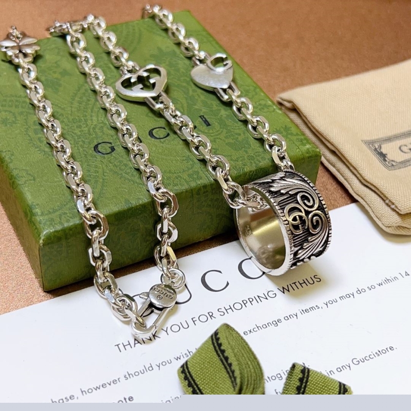 G*u*i necklaces